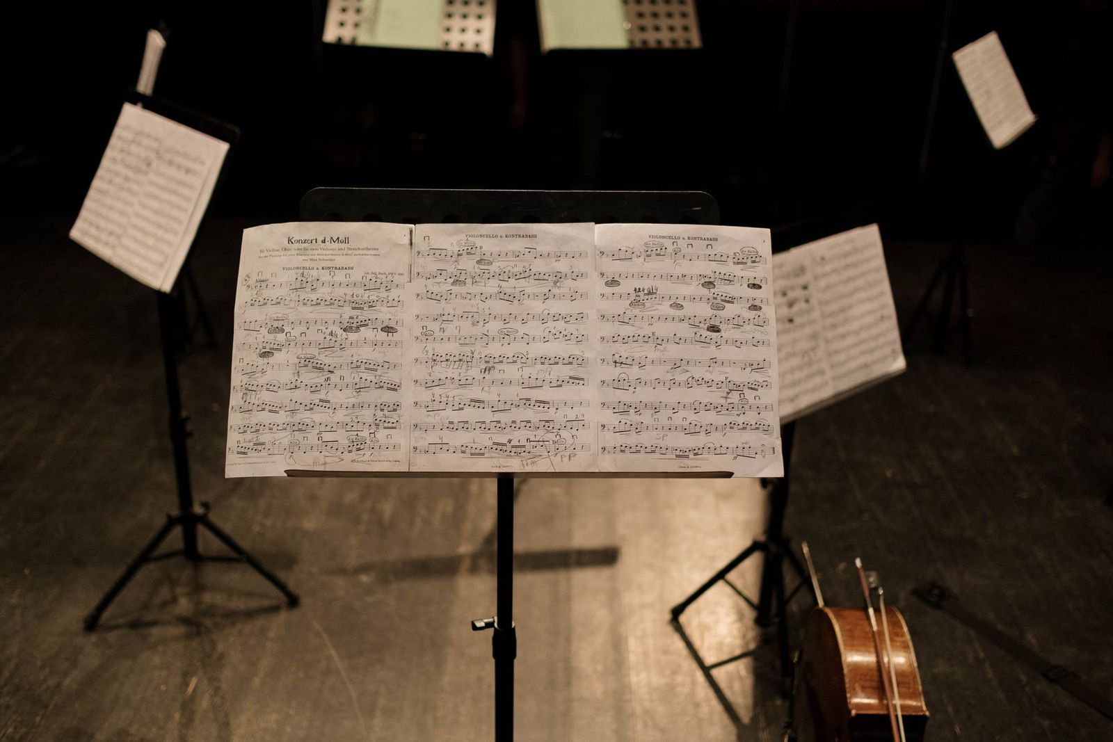 Noten auf einem Notenständer im leeren Saal